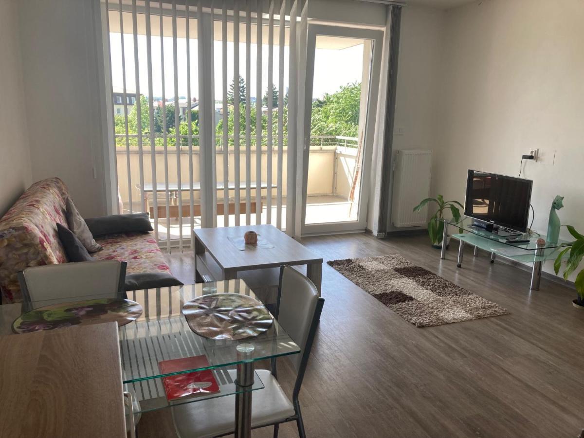 Apartman Edita - Byt S Terasou A Parkovacim Stanim, Topolova, Olomoucアパートメント エクステリア 写真