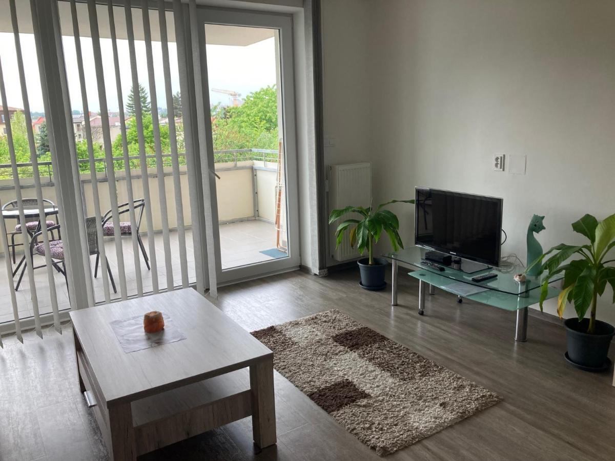 Apartman Edita - Byt S Terasou A Parkovacim Stanim, Topolova, Olomoucアパートメント エクステリア 写真