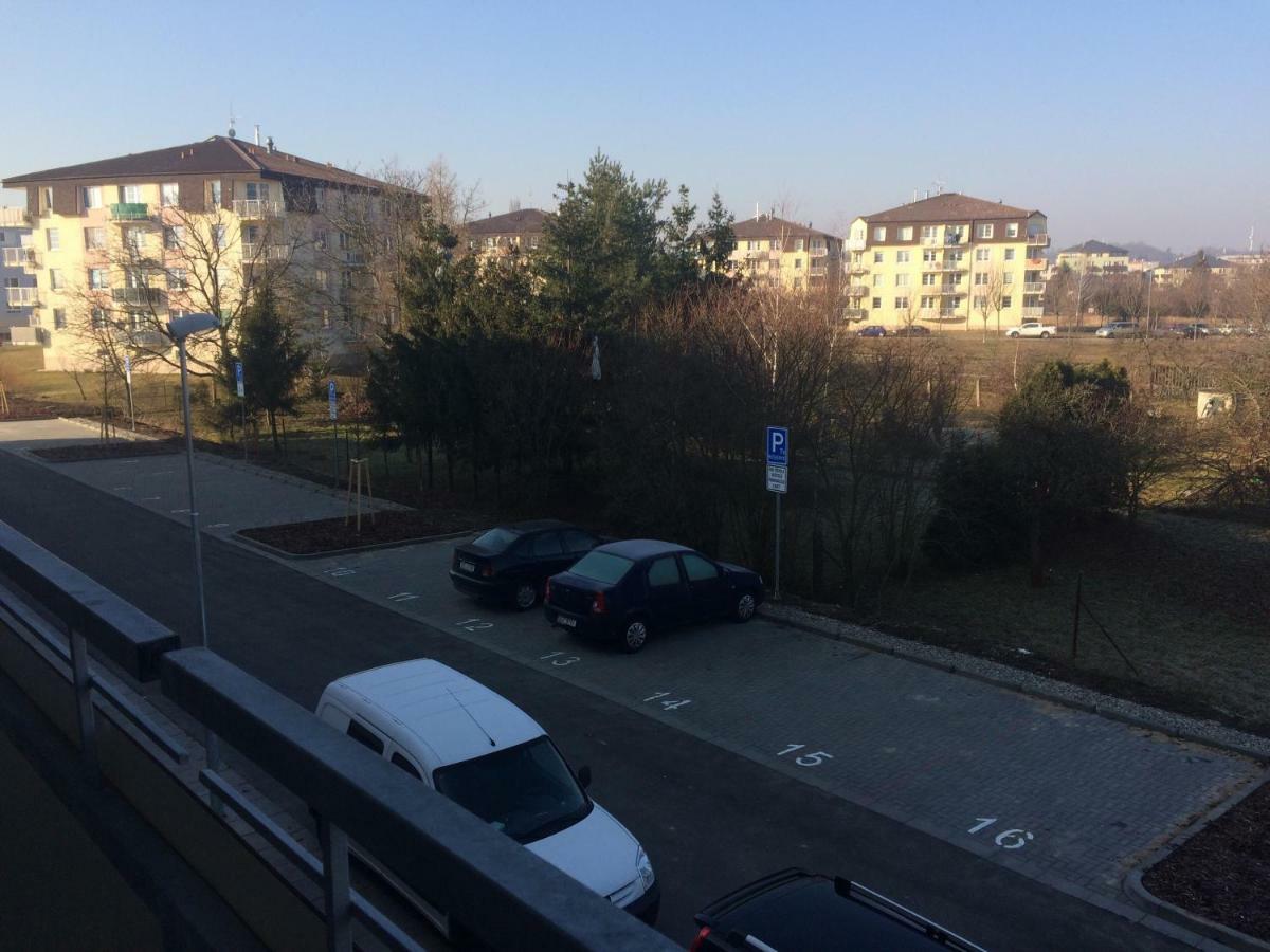 Apartman Edita - Byt S Terasou A Parkovacim Stanim, Topolova, Olomoucアパートメント エクステリア 写真