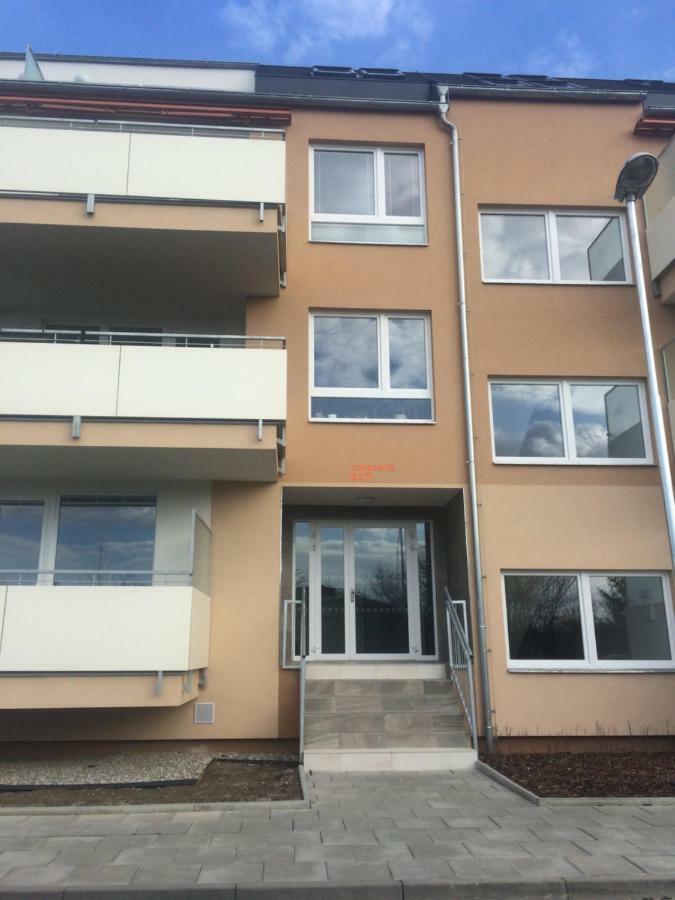 Apartman Edita - Byt S Terasou A Parkovacim Stanim, Topolova, Olomoucアパートメント エクステリア 写真