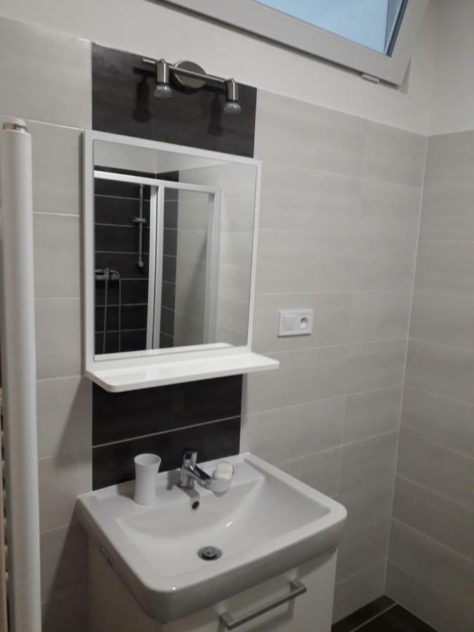 Apartman Edita - Byt S Terasou A Parkovacim Stanim, Topolova, Olomoucアパートメント エクステリア 写真