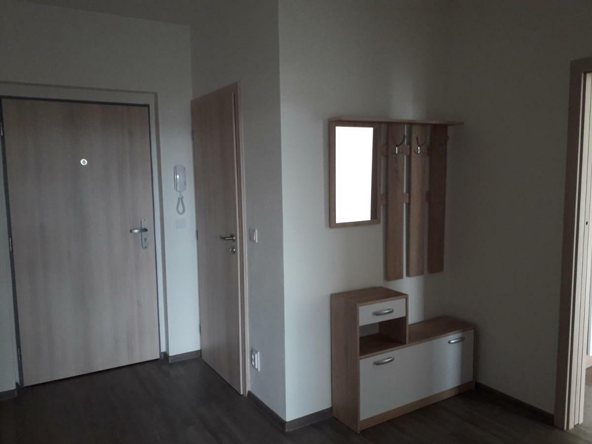 Apartman Edita - Byt S Terasou A Parkovacim Stanim, Topolova, Olomoucアパートメント エクステリア 写真